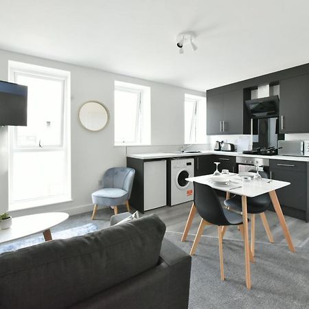 The Breath Taking Cube Aparthotel Pontefract Bagian luar foto