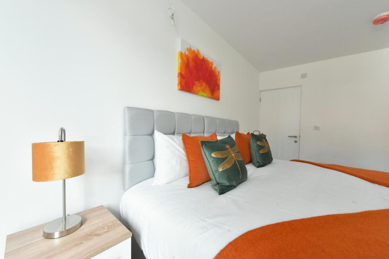 The Breath Taking Cube Aparthotel Pontefract Bagian luar foto