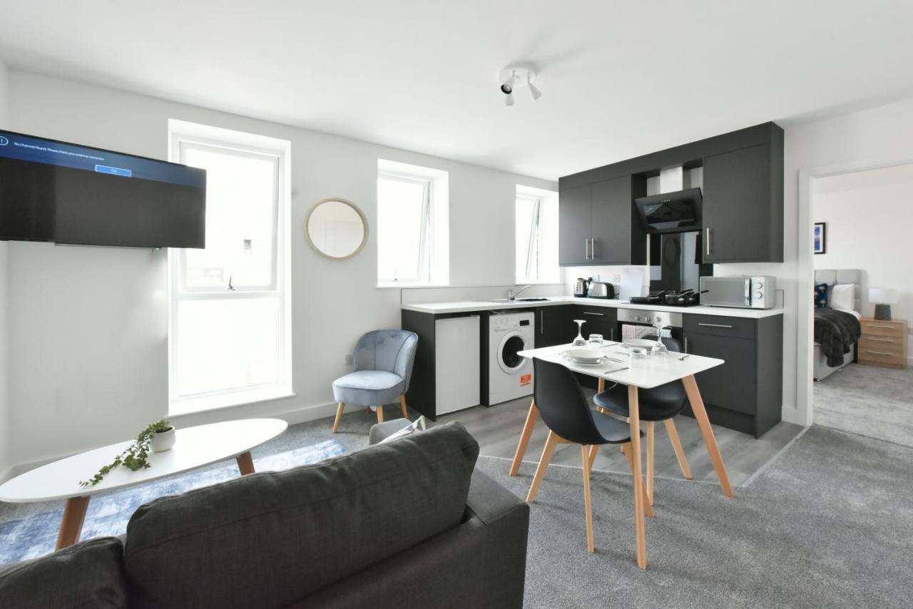The Breath Taking Cube Aparthotel Pontefract Bagian luar foto