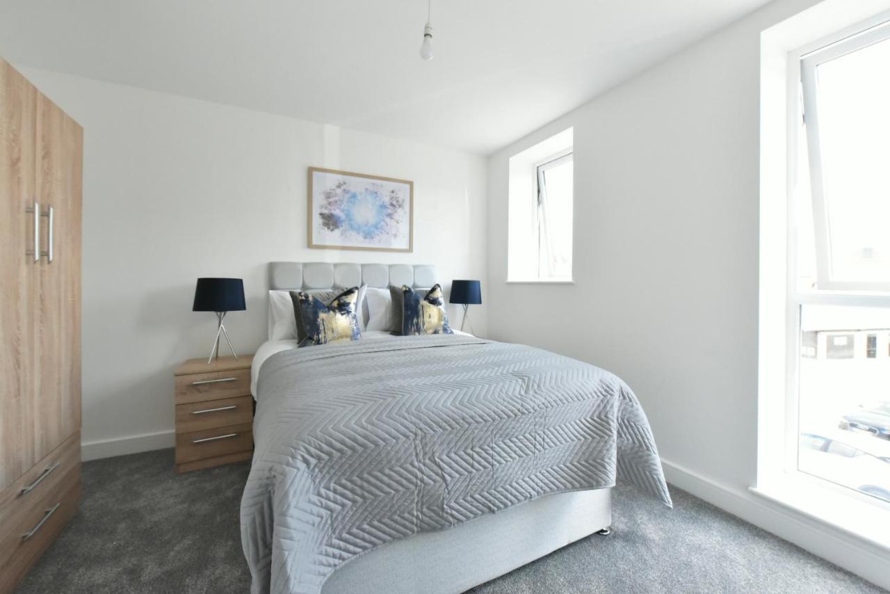 The Breath Taking Cube Aparthotel Pontefract Bagian luar foto