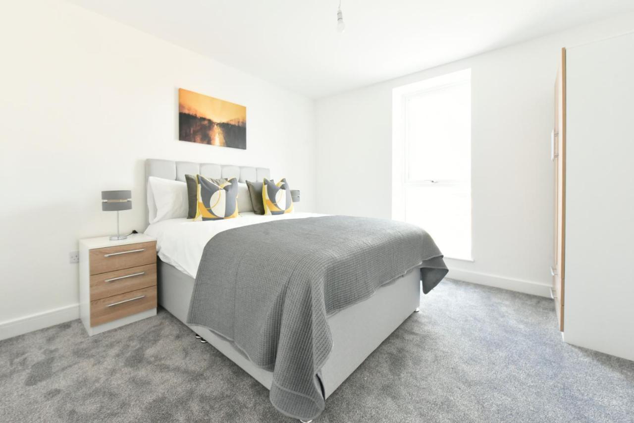 The Breath Taking Cube Aparthotel Pontefract Bagian luar foto