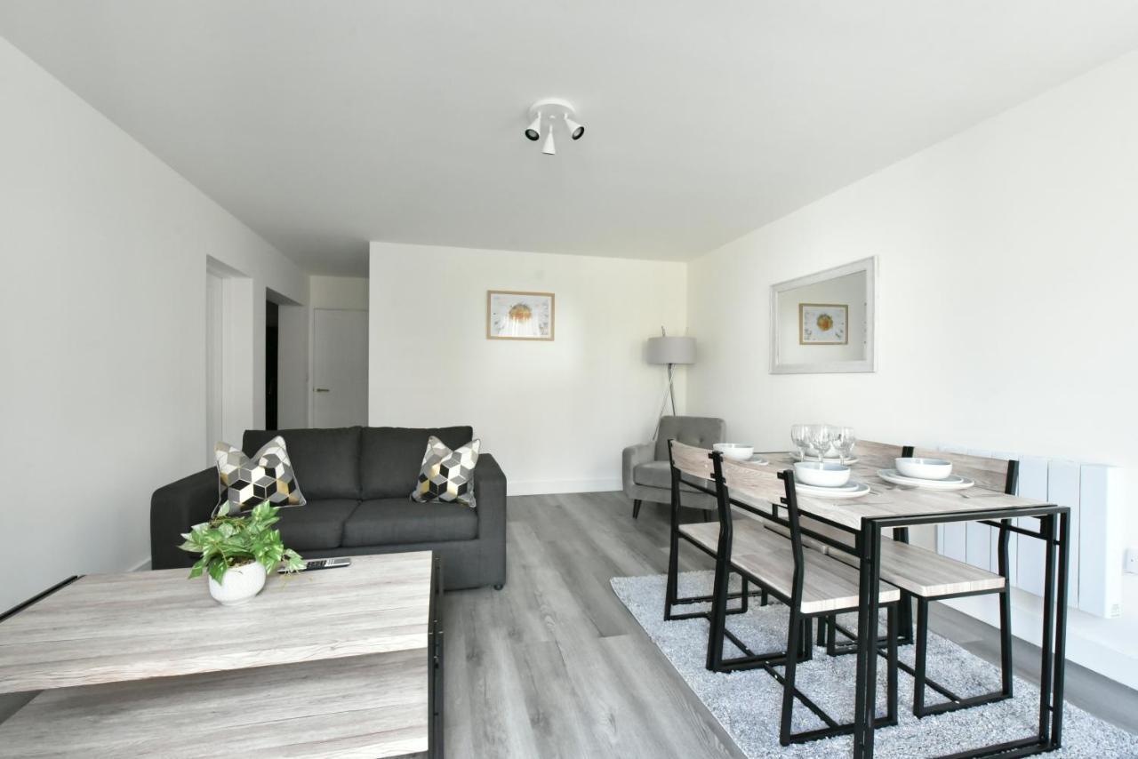 The Breath Taking Cube Aparthotel Pontefract Bagian luar foto