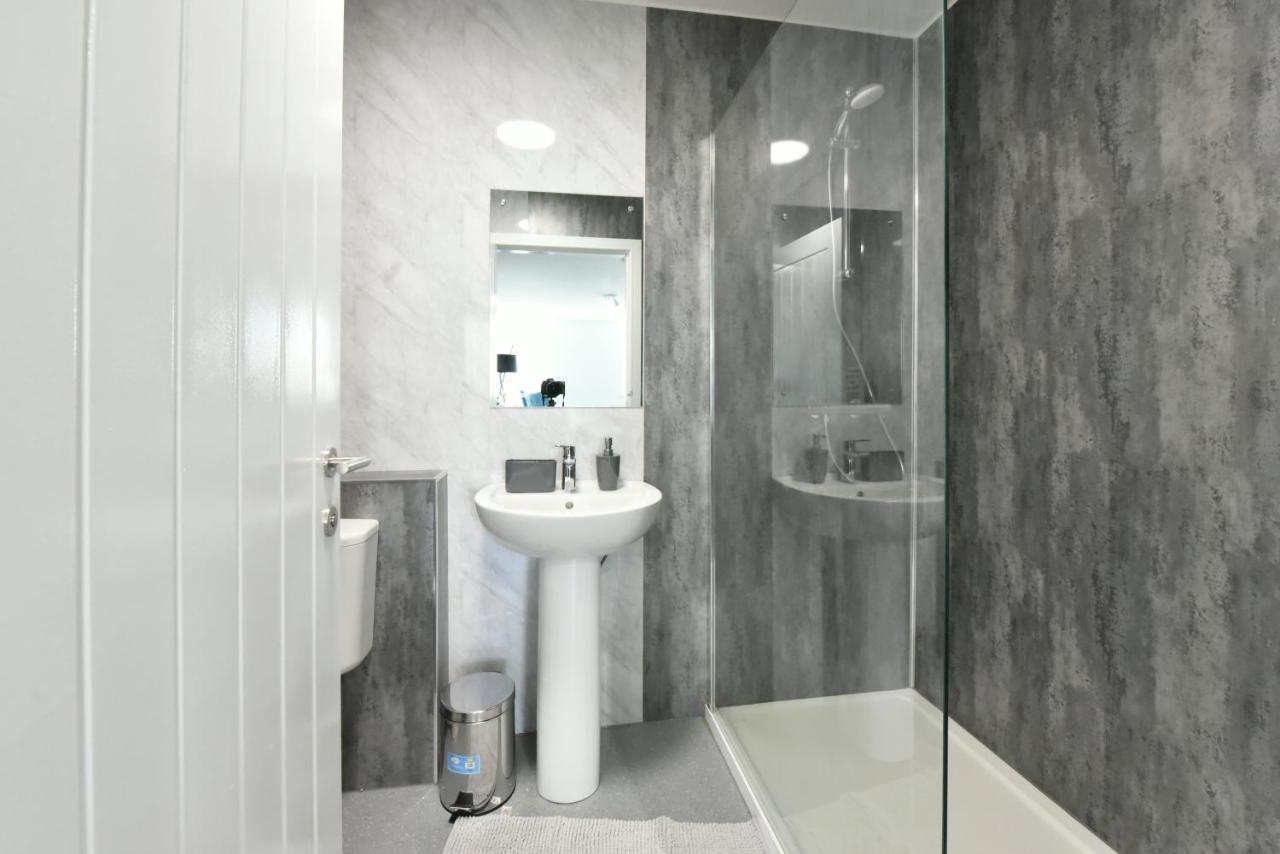 The Breath Taking Cube Aparthotel Pontefract Bagian luar foto